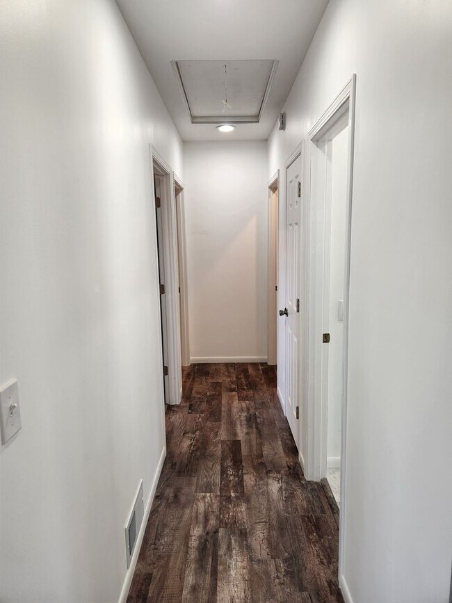 Building Photo - Remodeled 3-4 bedroom 2 bath house
