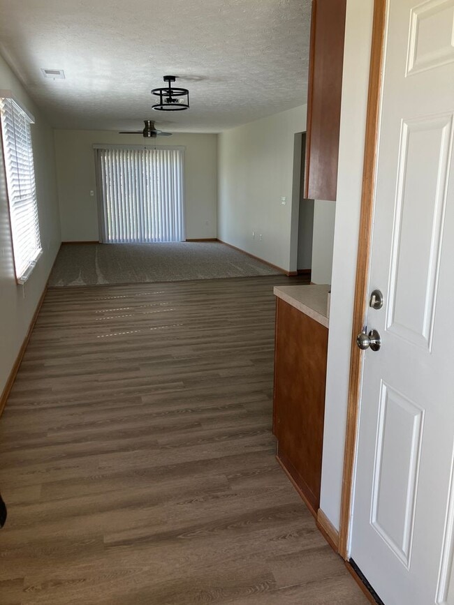 Building Photo - Move-in Special!