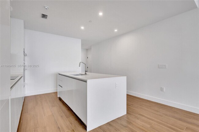 Building Photo - 700 NE 24th St