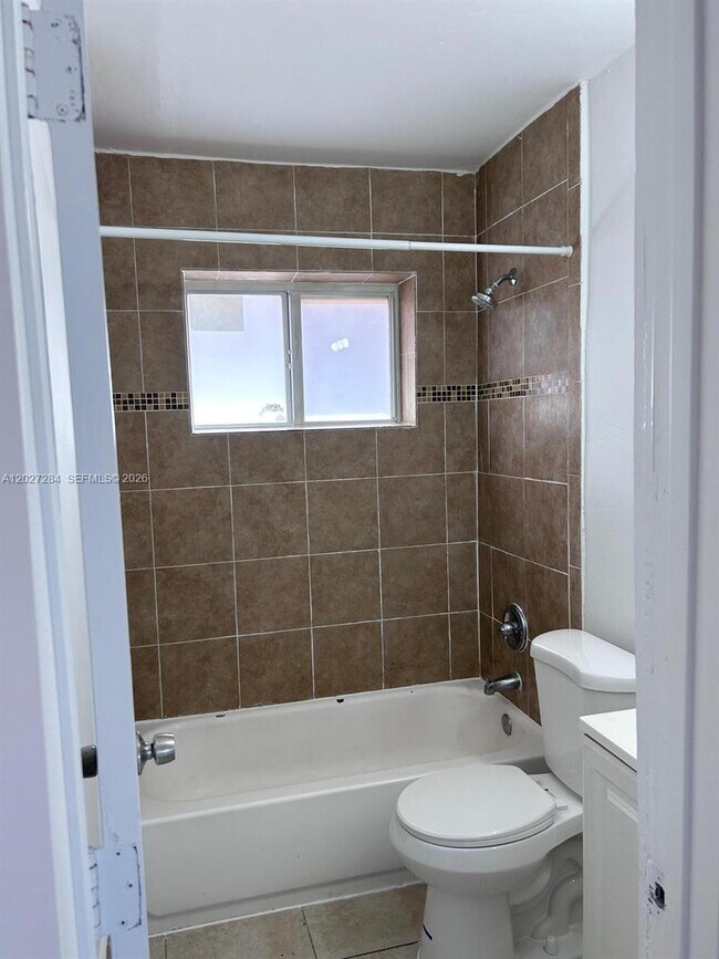 Building Photo - 1130 NW 76th St