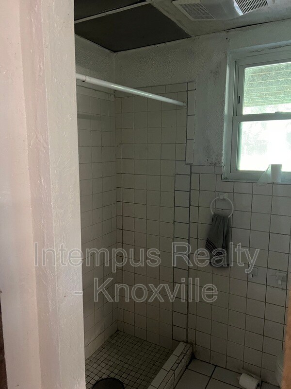 Building Photo - 5801 Ridgewood Rd