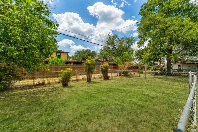 Building Photo - 218 E Villaret Blvd