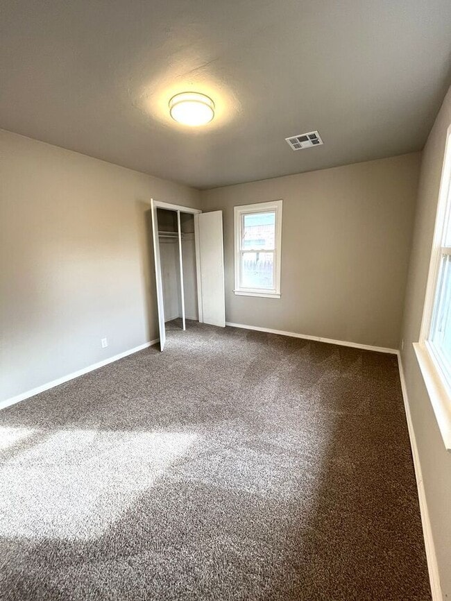 Building Photo - 2 Bed 1 Bath in Bethany