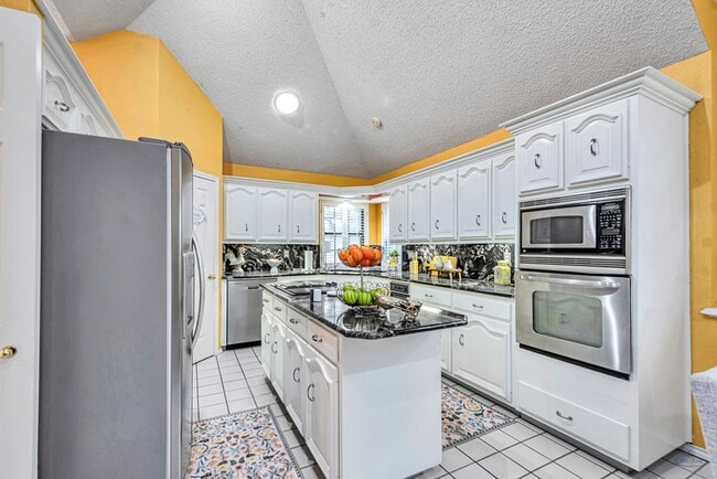 Building Photo - 6415 San Mateo Ln