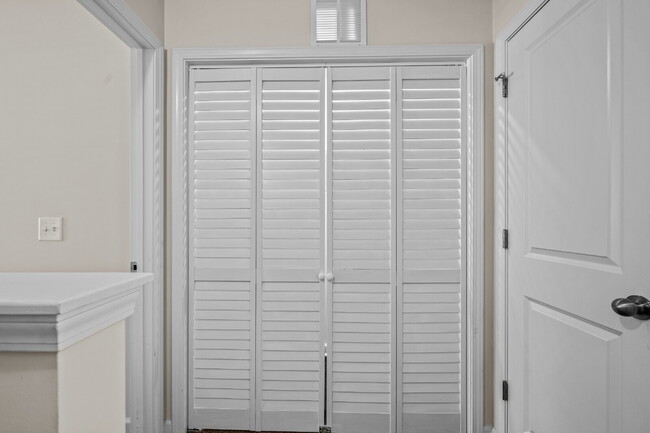 Building Photo - Charming 2-Bedroom, 2.5 Baths Townhouse in...