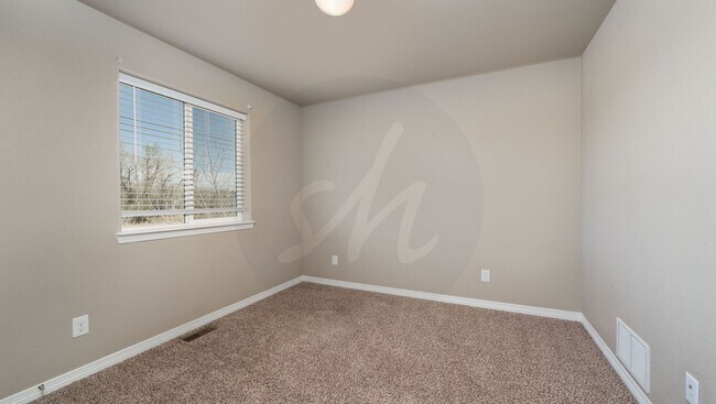 Building Photo - Lovely Three Bedroom Home with Mountain Views