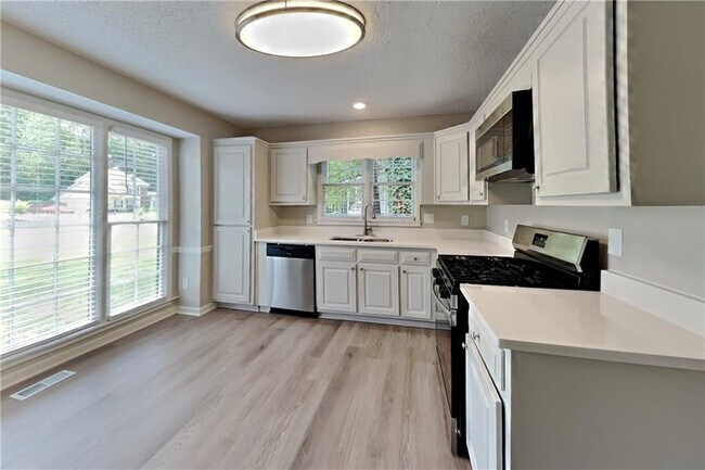 Building Photo - 345 Deerwood Dr
