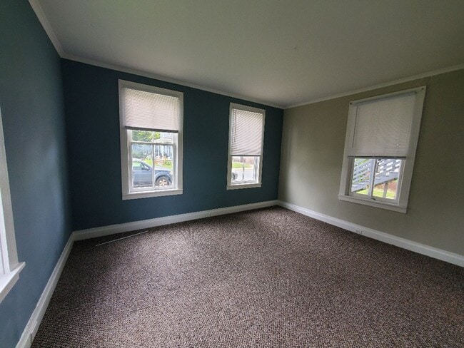 Building Photo - Spacious Downstairs Apartment