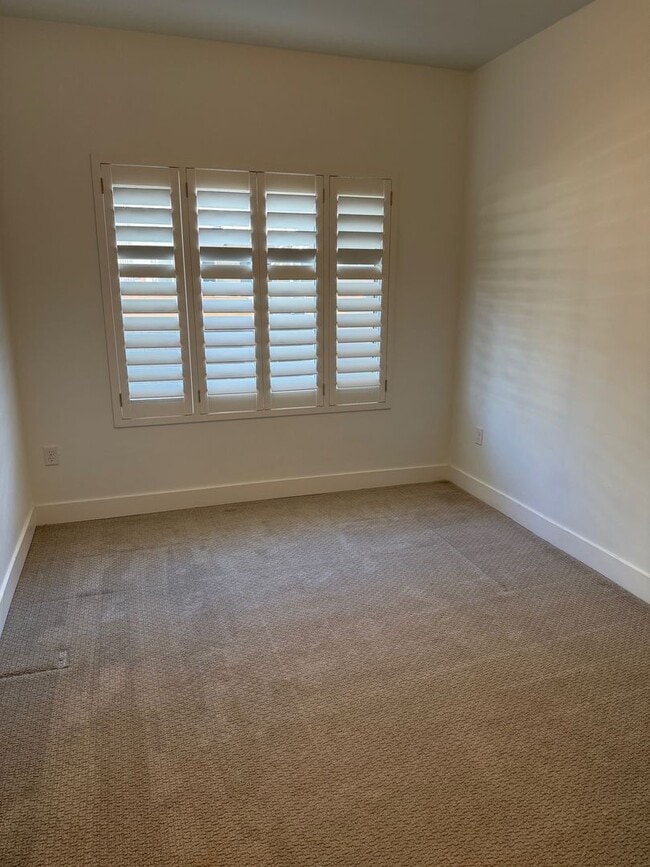 Building Photo - Beautiful townhome