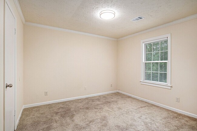 Building Photo - Spacious 3BR/2.5BA Townhouse in the Heart ...