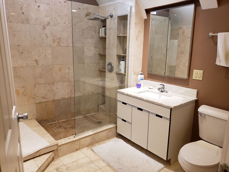 Building Photo - 1030 N Milwaukee Ave