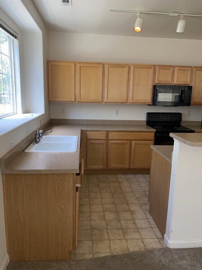 Building Photo - Great Green Valley Ranch Condo!