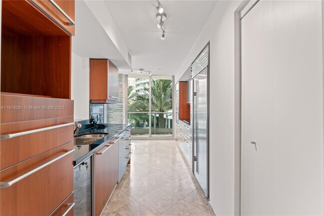 Building Photo - 1331 Brickell Bay Dr