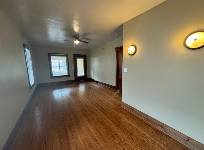 Building Photo - Large Augustana Rental Home