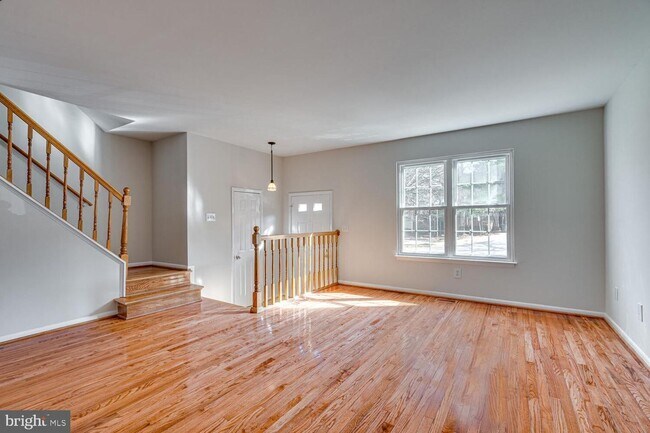 Building Photo - 3 Bedroom 3.5 Bath 3 Level Townhome in Germantown