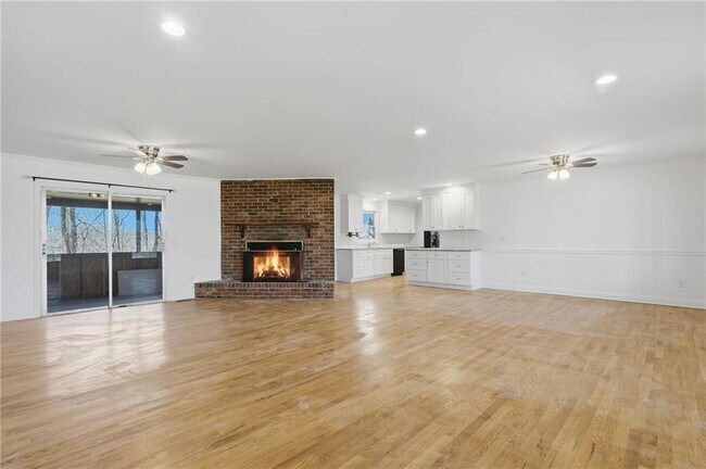 Building Photo - 1460 Hillcrest Dr