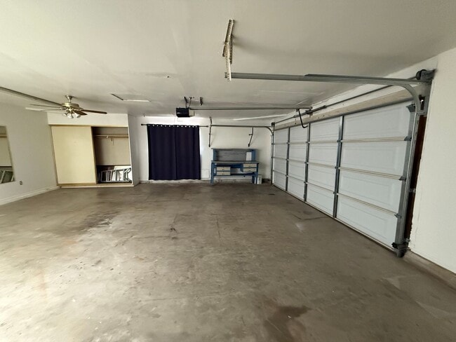 Building Photo - Golf Course- On The Mesa 3 Bedrooms, 2 Bathrooms, New Paint,