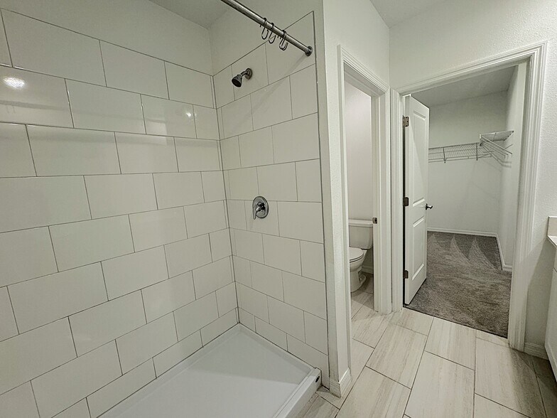 master bath - 2505 Leonia Ln