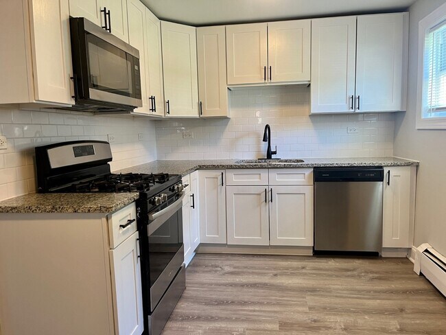 Building Photo - Rehabbed 2 Bedroom In Prime Lake Bluff Location - Pet Friendly - Free Parking!