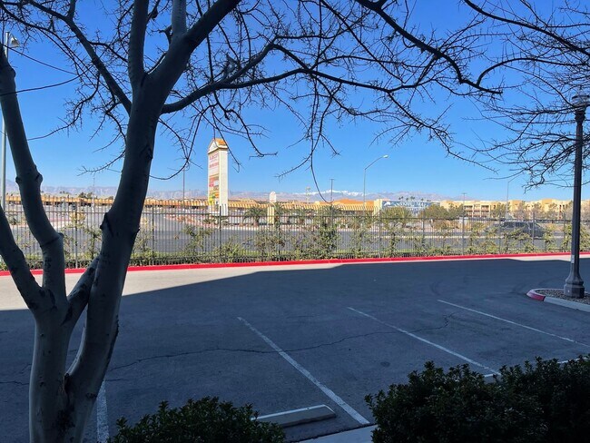 Building Photo - Available NOW!-2 Bedroom Unit in Manhattan Guard Gated Community!