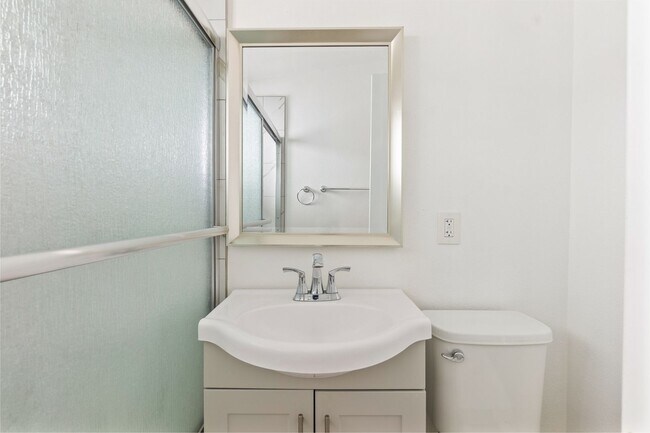 Building Photo - Catalina Apartments