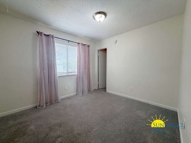 Building Photo - Beautiful 2 Bedroom townhome in Fort Walton Beach in between Hurlburt Field & Eglin Airforce Base!