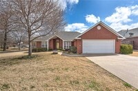 Building Photo - 701 SW Maidstone Ave