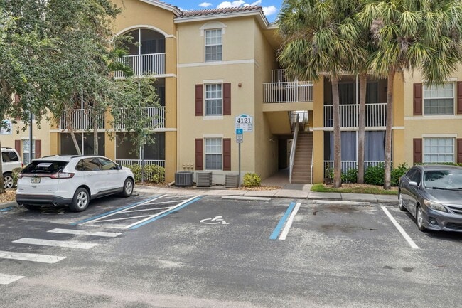 Building Photo - Resort-Style Living in the Heart of Fort Myers