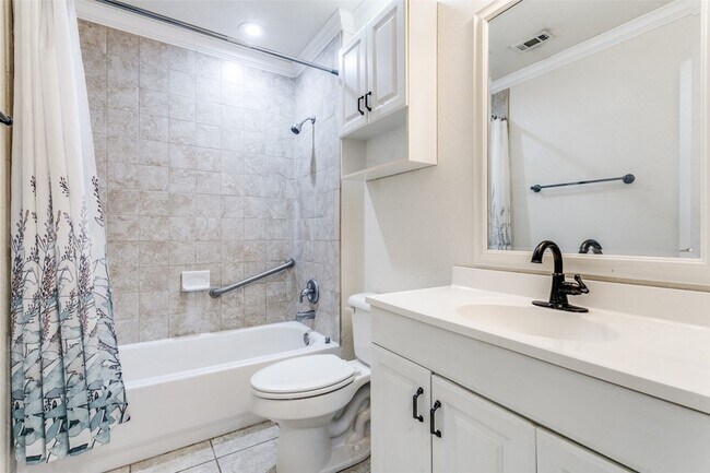 Building Photo - 719 Koen Ln