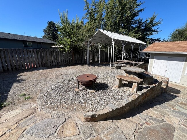 Building Photo - Spacious 3 bed/2 bath home with RV/Boat parking, shop and storage shed, a/c, deck with VIEWS and ...