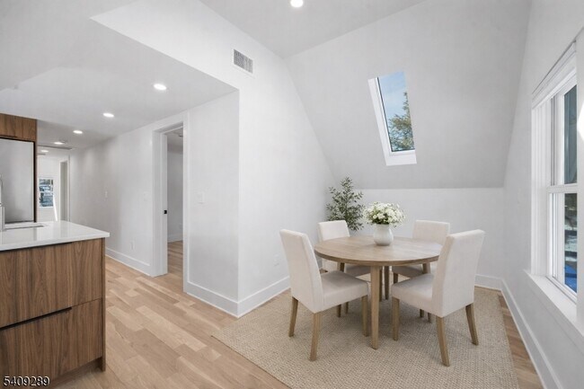 Building Photo - 96 Watchung Ave