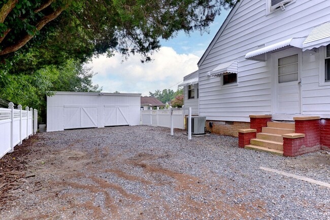 Building Photo - 606 Yorktown Rd