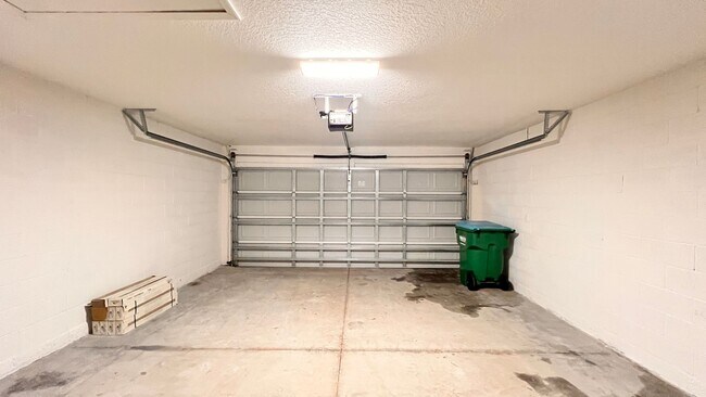 Building Photo - BEAUTIFUL 3/2 w/ office HOME in Deltona!