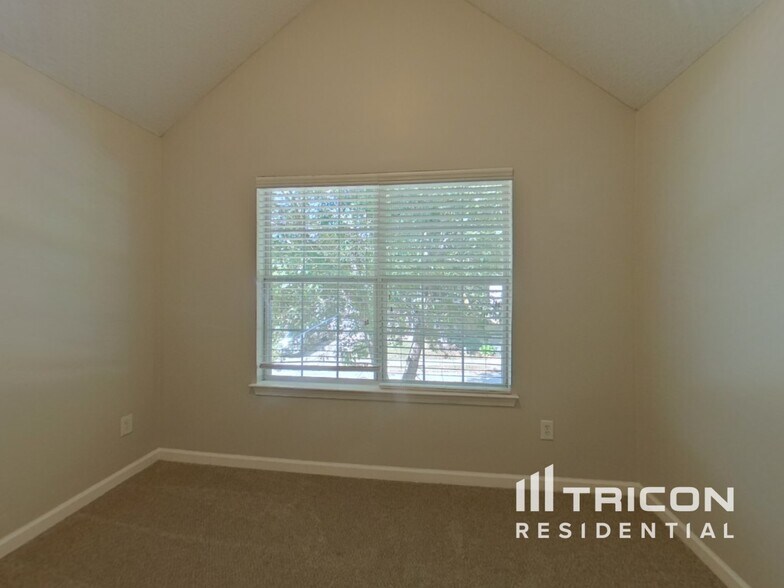 Building Photo - 2880 Chilhowee Dr