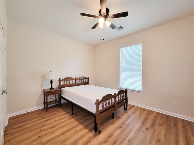 Building Photo - 1610 Pointe Leone