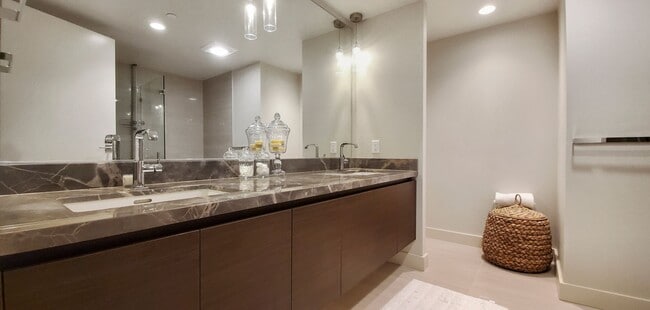 Building Photo - One of kind 7th terrace unit in reputable ...