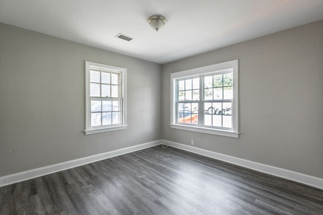 Building Photo - Newly Renovated 2 Bedroom 1 bath Home