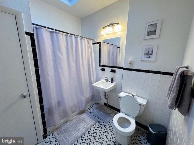 Building Photo - 322 S 11th St