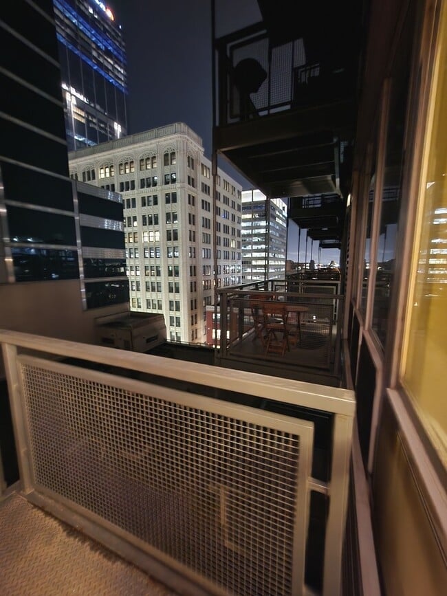 Building Photo - 565 W Quincy St