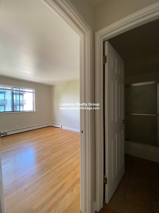 Building Photo - 5917 N Kenmore Ave