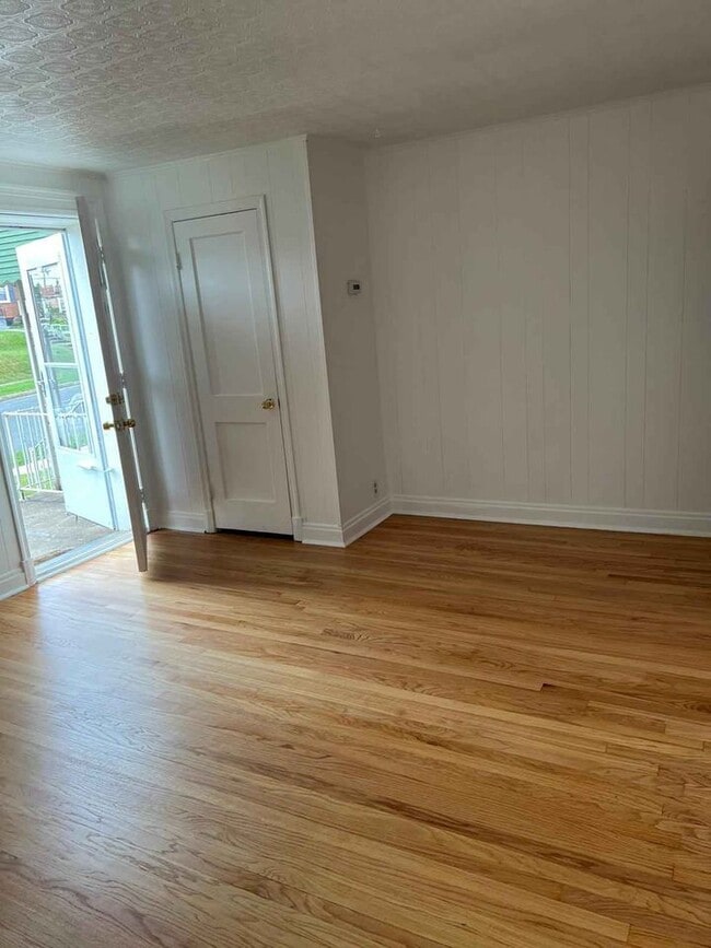 Building Photo - 7504 School Ave