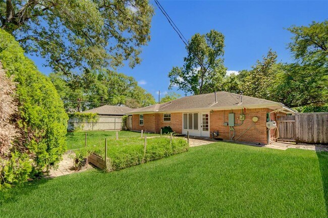 Building Photo - 2006 Gardenia Dr