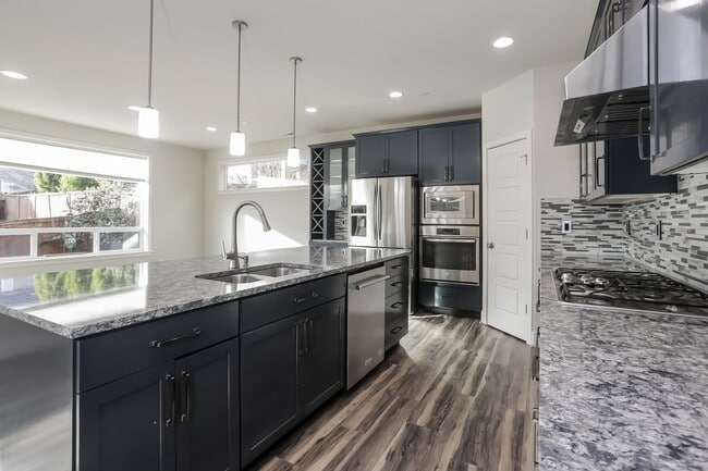 Building Photo - Spacious 5-Bedroom Home for Rent in Martha Lake – Lynnwood