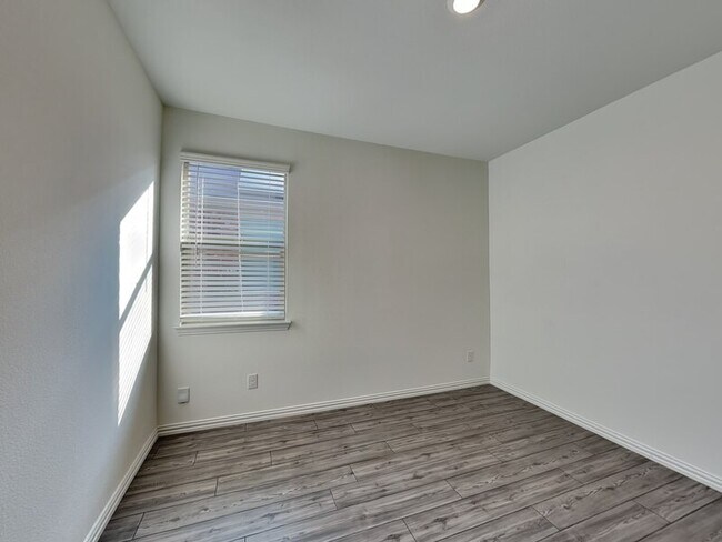 Building Photo - 5604 Elwood Dr