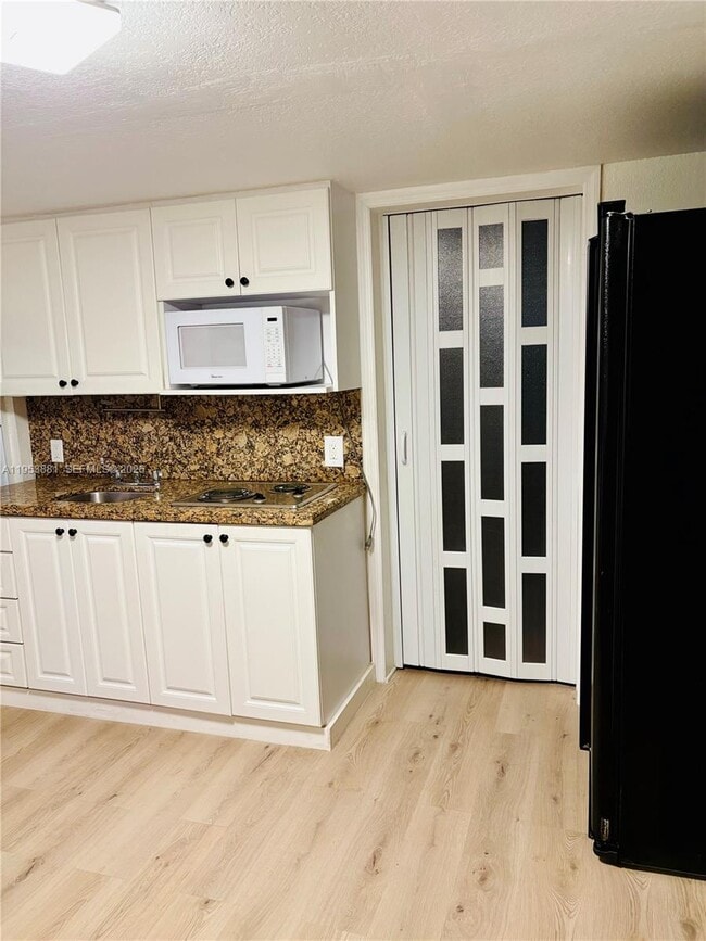 Building Photo - 880 SE 4th Pl