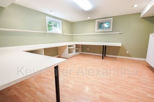 Building Photo - 906 Neal Dr