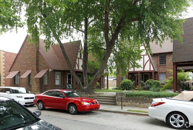Primary Photo - English Court