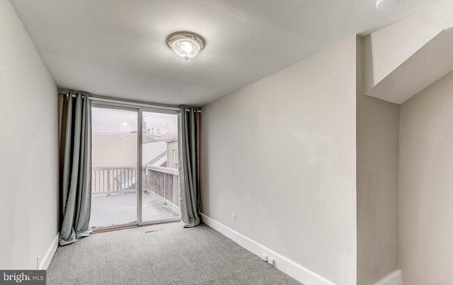 Building Photo - 825 S Charles St