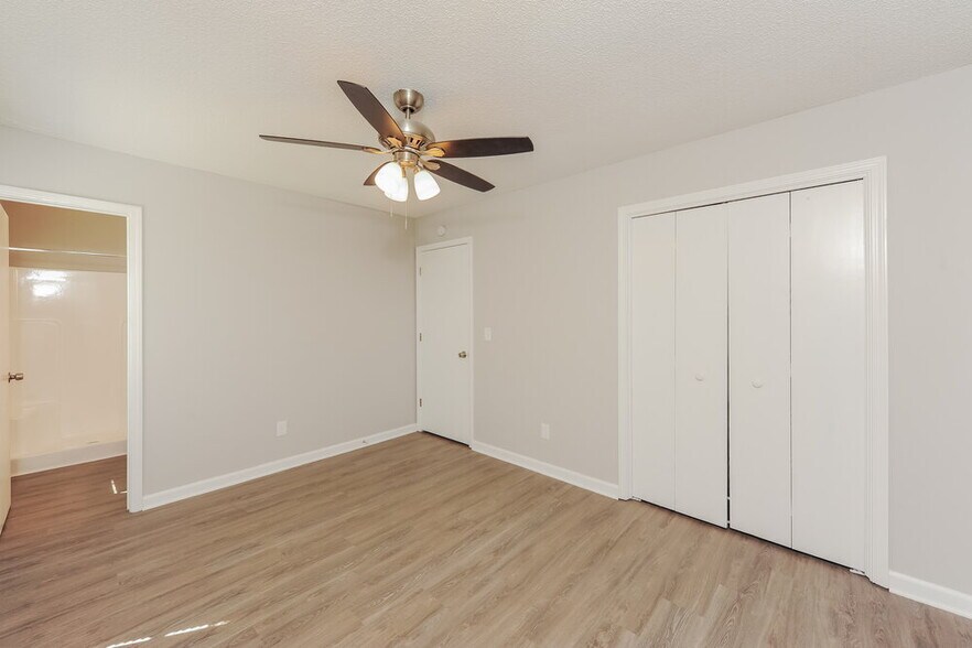 Building Photo - 1120 Brenton Dr NW