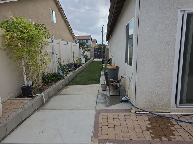 Building Photo - Beautiful Solar Home in Jurupa Valley Available Now!
